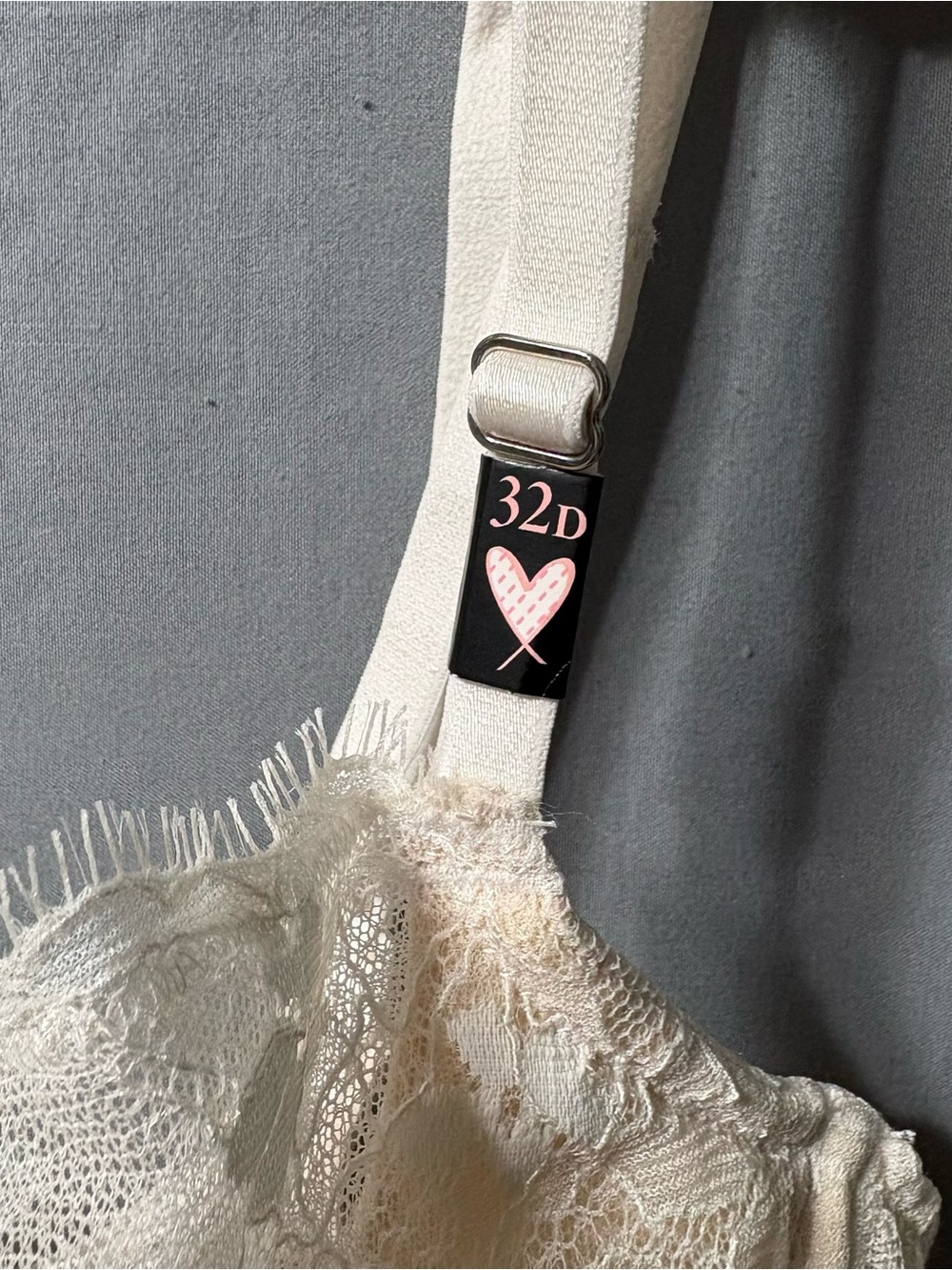 Victoria’s Secret Dream Angels Push-Up Unlined w/o Padding Bra in Coconut White - Picture 2 of 14